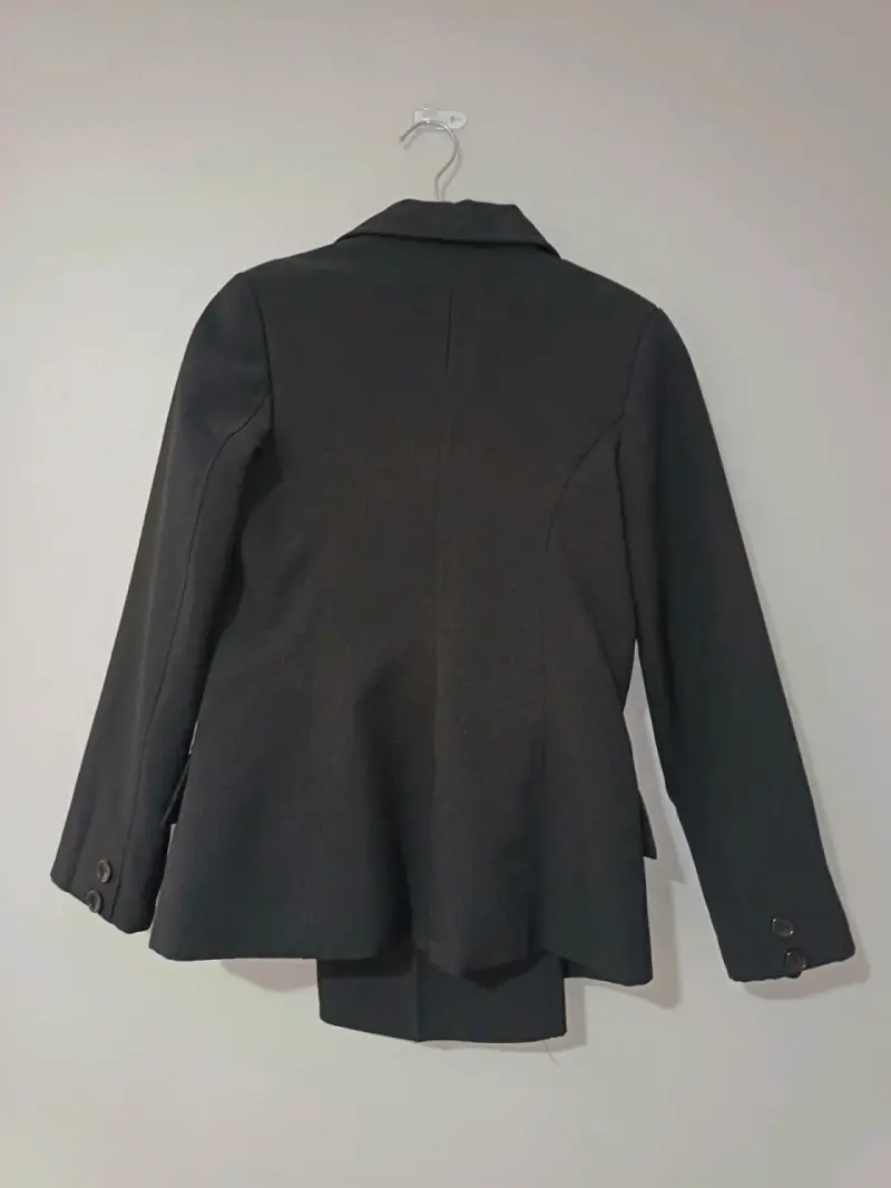 Traje negro elegante para mujer - 1
