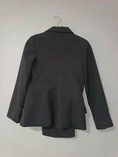 Traje negro elegante para mujer - miniatura 1