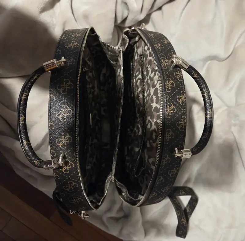 Bolso de mano elegante con diseño monograma