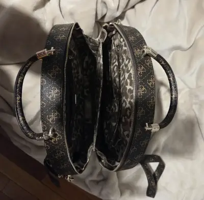 Bolso de mano elegante con diseño monograma - miniatura 1