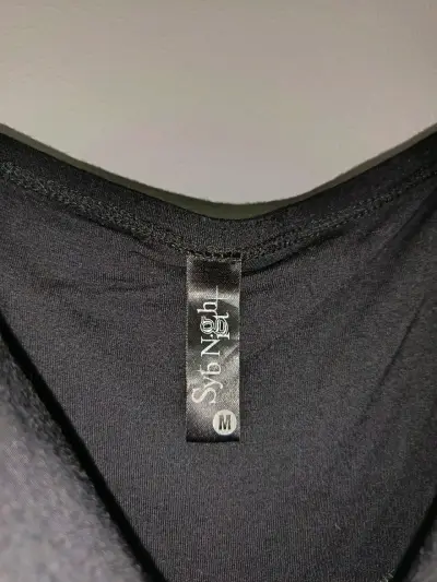 Top negro con lentejuelas elegante - miniatura 2