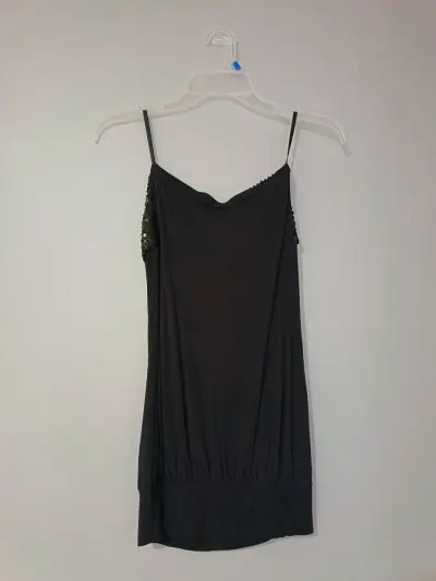 Top negro con lentejuelas elegante - miniatura 3