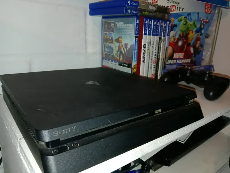 Consola Sony PlayStation 4 con juegos - 1