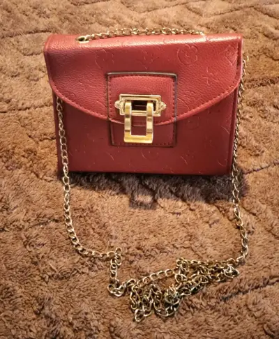 Cartera elegante con cadena - miniatura 1