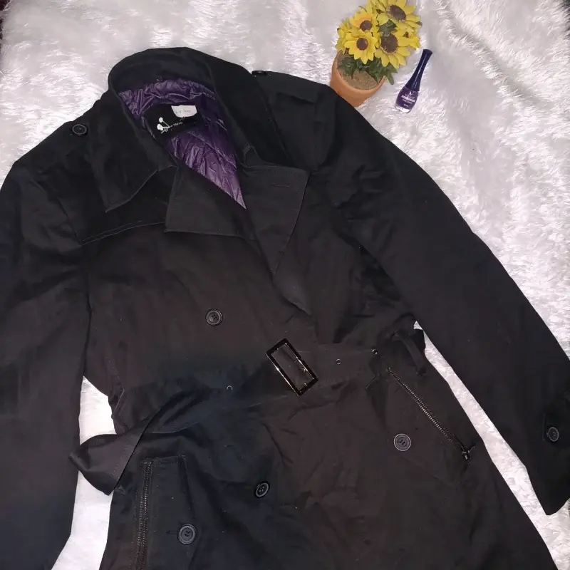 Abrigo negro con cinturón y forro morado