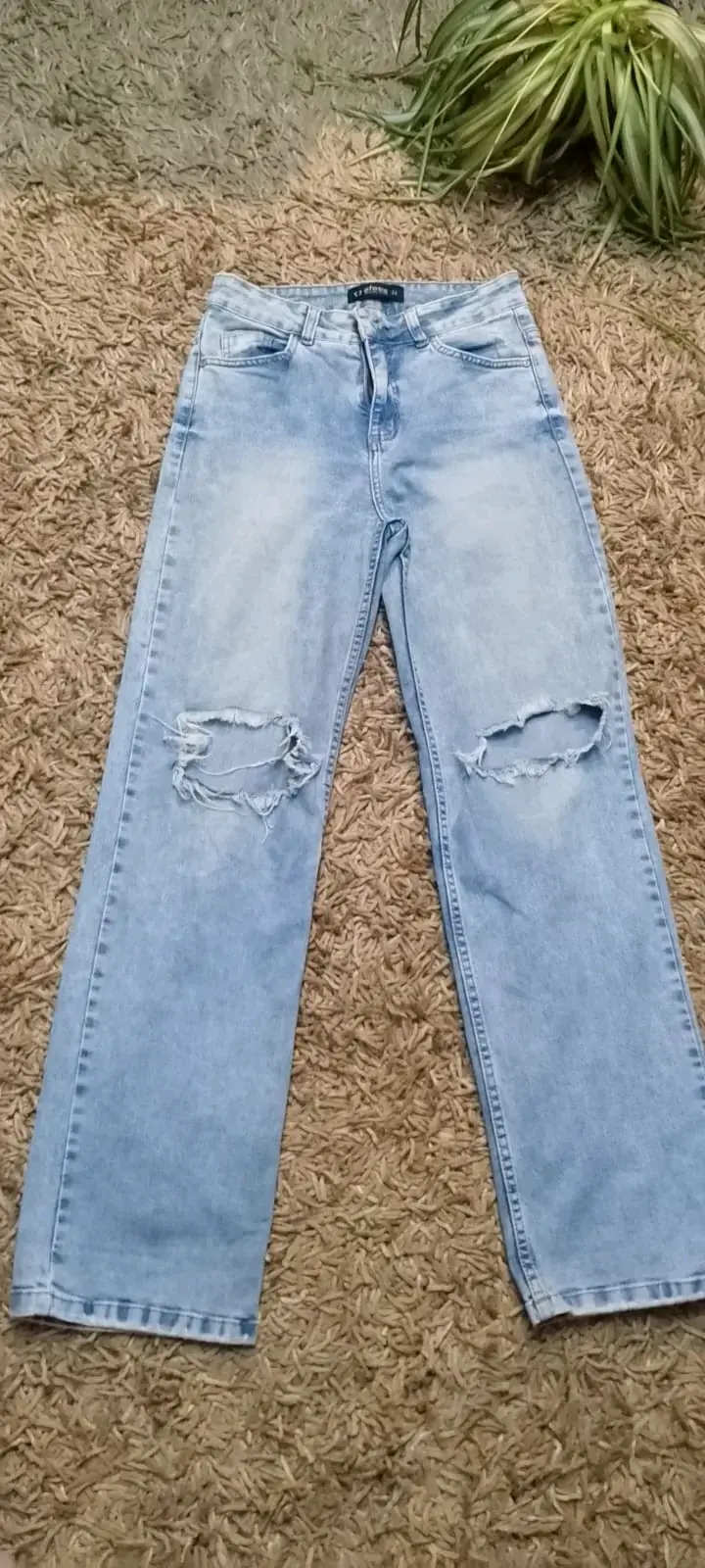 Jeans celestes desgastados para mujer