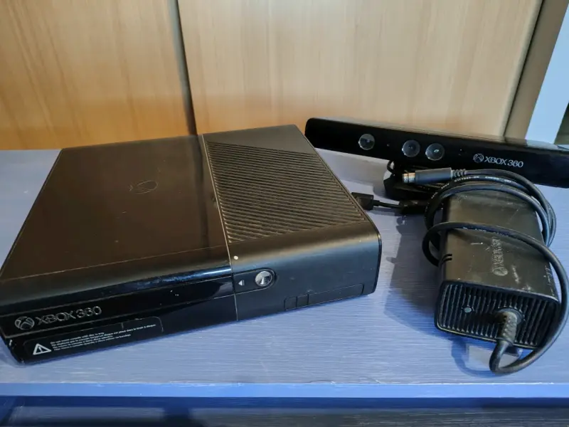 Consola Xbox 360 con Kinect y fuente de poder - 1
