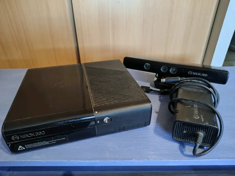 Consola Xbox 360 con Kinect y fuente de poder - 2