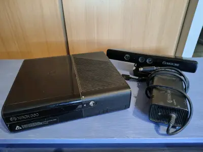 Consola Xbox 360 con Kinect y fuente de poder - miniatura 2