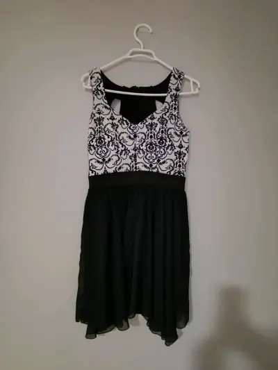 Vestido elegante blanco y negro con encaje - miniatura 1