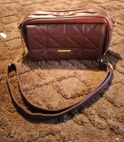 Cartera de cuero marrón con cadena dorada - miniatura 1