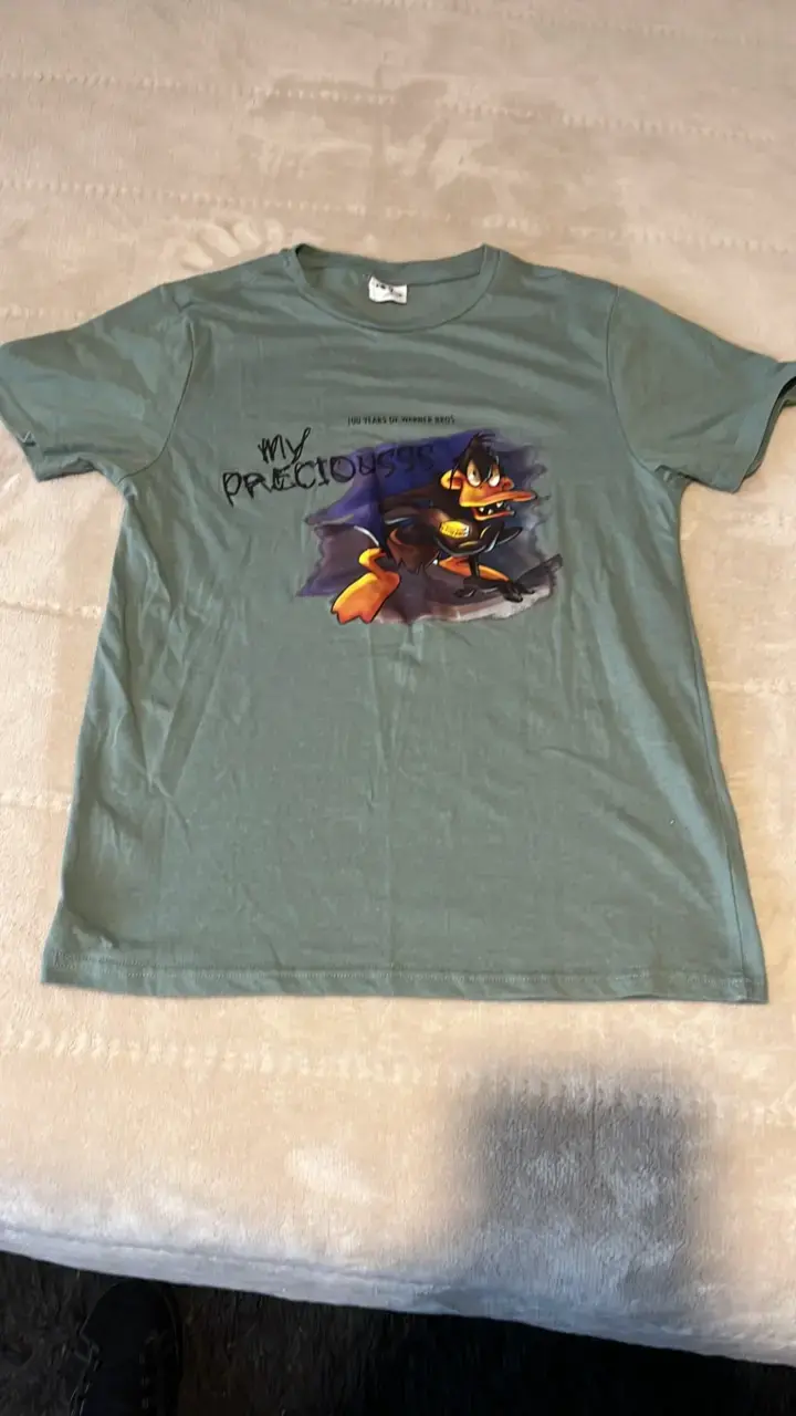 Polera verde con estampado de pato - 1