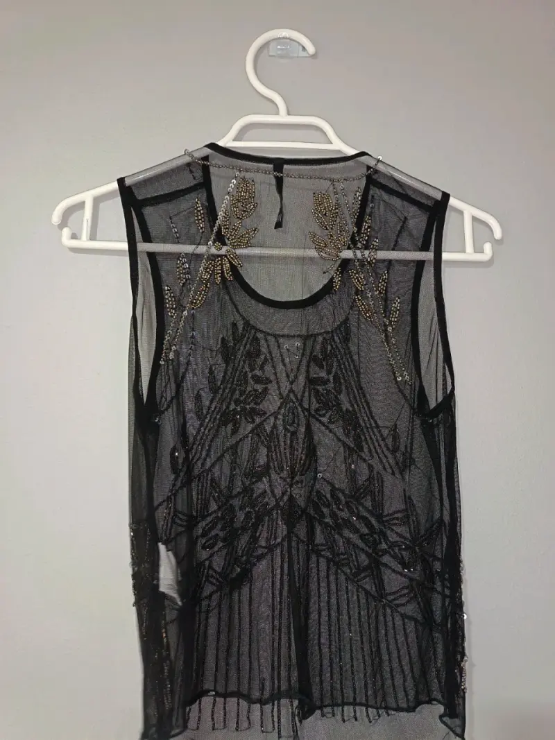 Blusa transparente negra con bordados dorados - 2