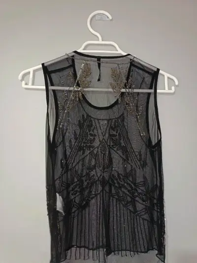 Blusa transparente negra con bordados dorados - miniatura 2