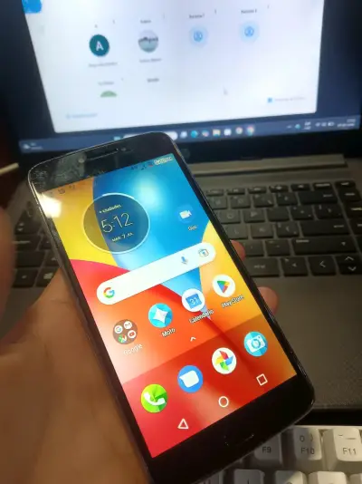 Smartphone Motorola con pantalla táctil - miniatura 1