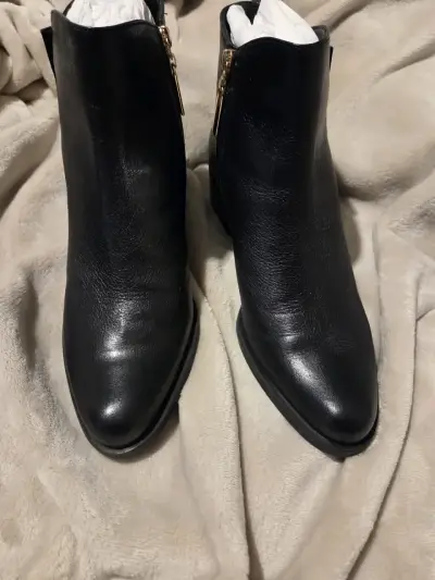 Botines de cuero negro con cierre dorado - miniatura 1