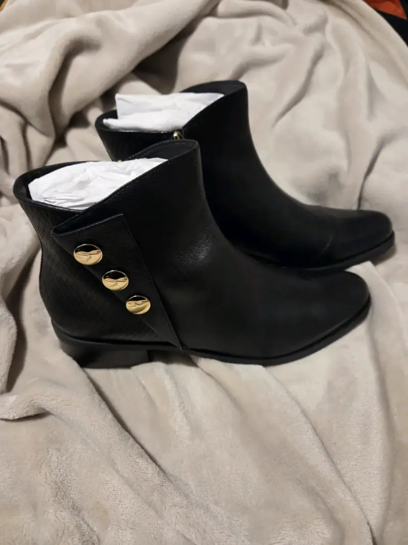 Botines de cuero negro con cierre dorado - 2