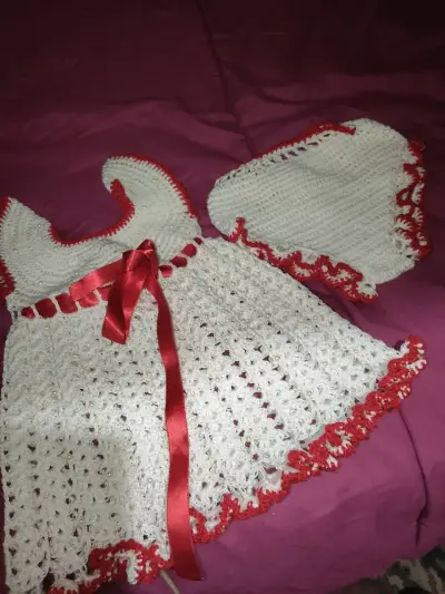 Vestido de bebé tejido a crochet blanco y rojo - miniatura 1