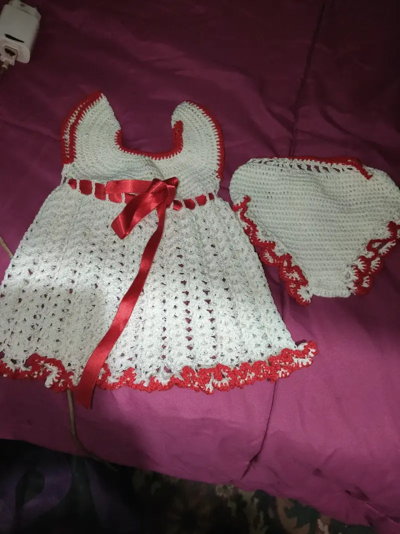 Vestido de bebé tejido a crochet blanco y rojo - 2