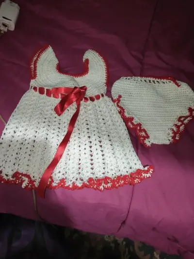 Vestido de bebé tejido a crochet blanco y rojo - miniatura 2
