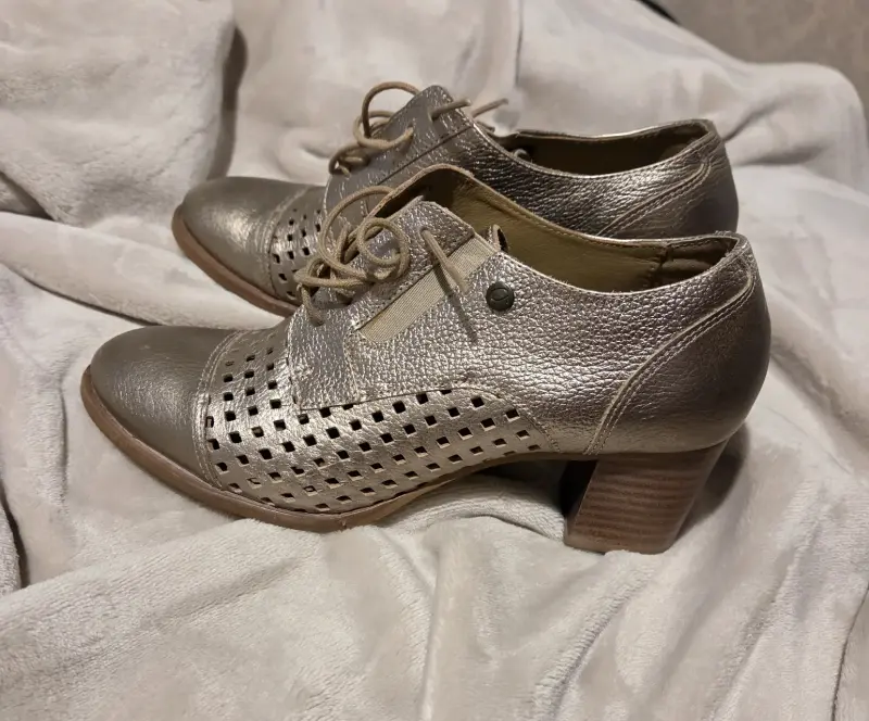 Zapatos de cuero dorados con tacón bajo