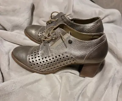 Zapatos de cuero dorados con tacón bajo - miniatura 1