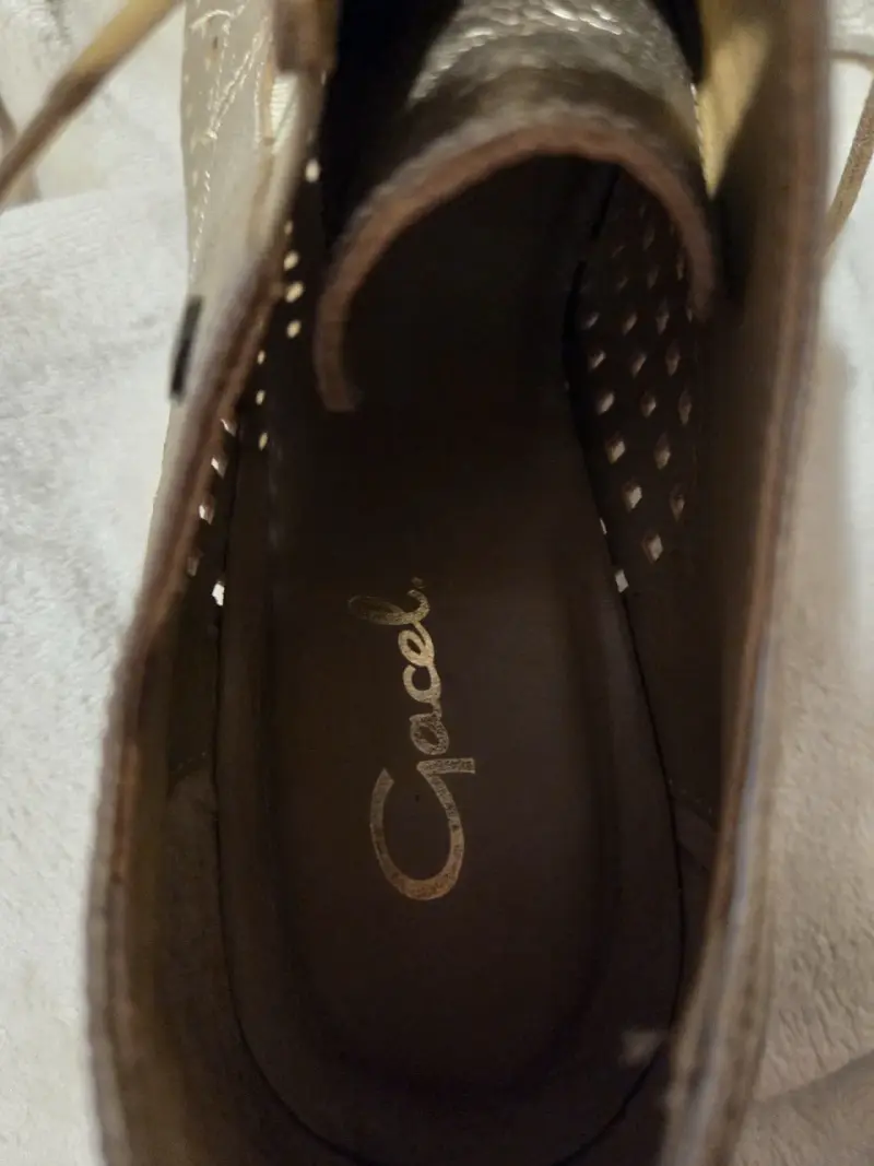 Zapatos de cuero dorados con tacón bajo - 2