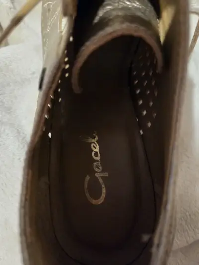 Zapatos de cuero dorados con tacón bajo - miniatura 2