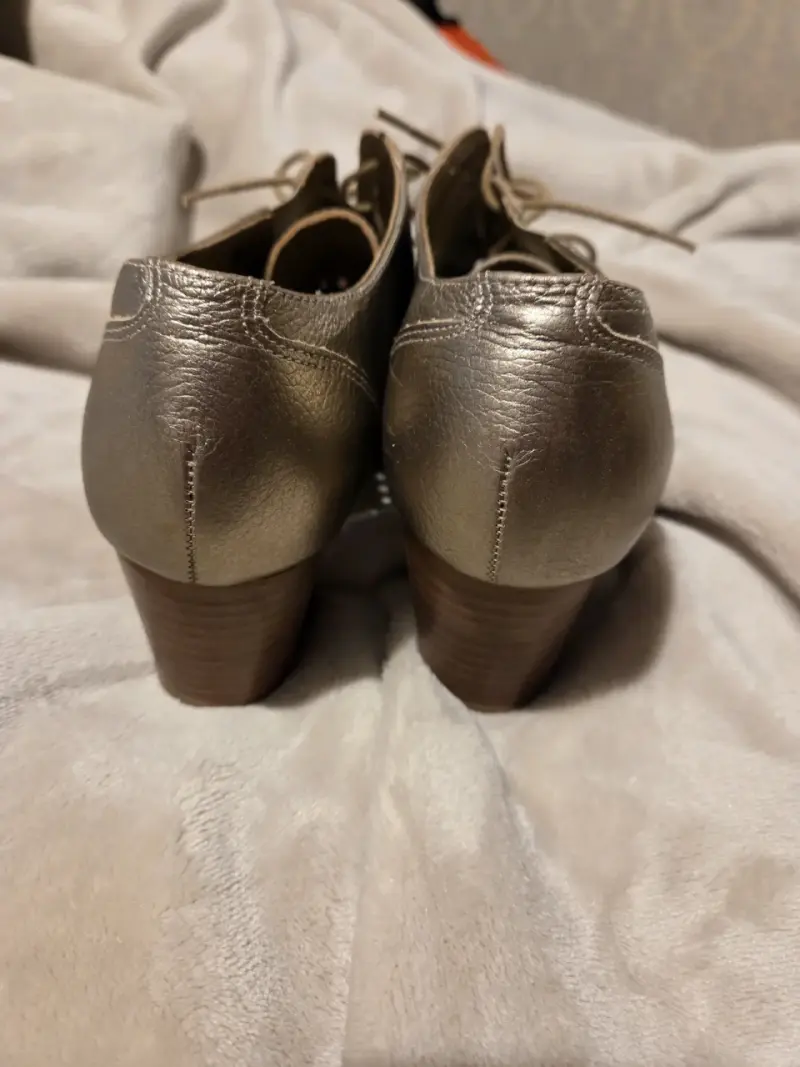 Zapatos de cuero dorados con tacón bajo - 3
