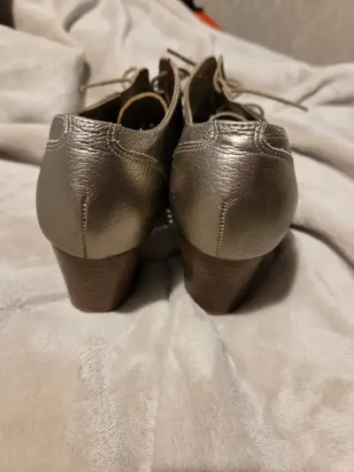 Zapatos de cuero dorados con tacón bajo - miniatura 3