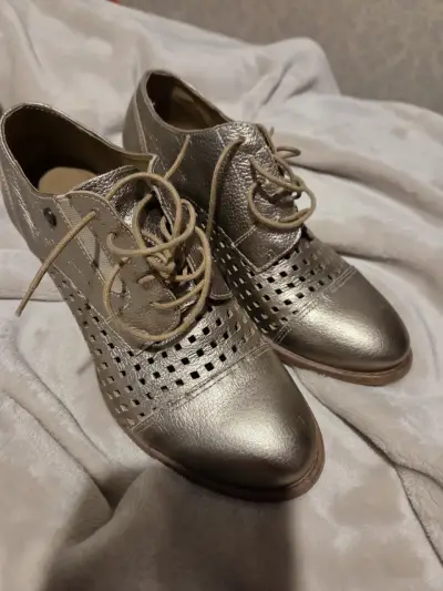 Zapatos de cuero dorados con tacón bajo - miniatura 4