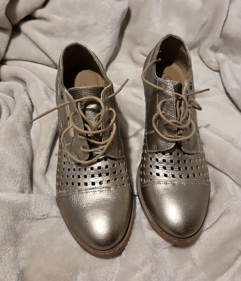 Zapatos de cuero dorados con tacón bajo - 5