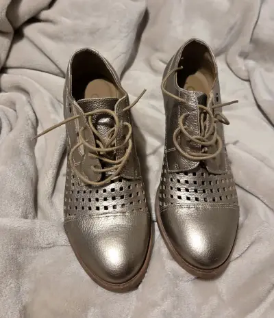 Zapatos de cuero dorados con tacón bajo - miniatura 5