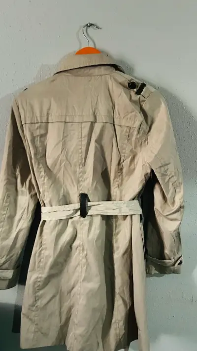 Abrigo trench beige con cinturón - miniatura 1