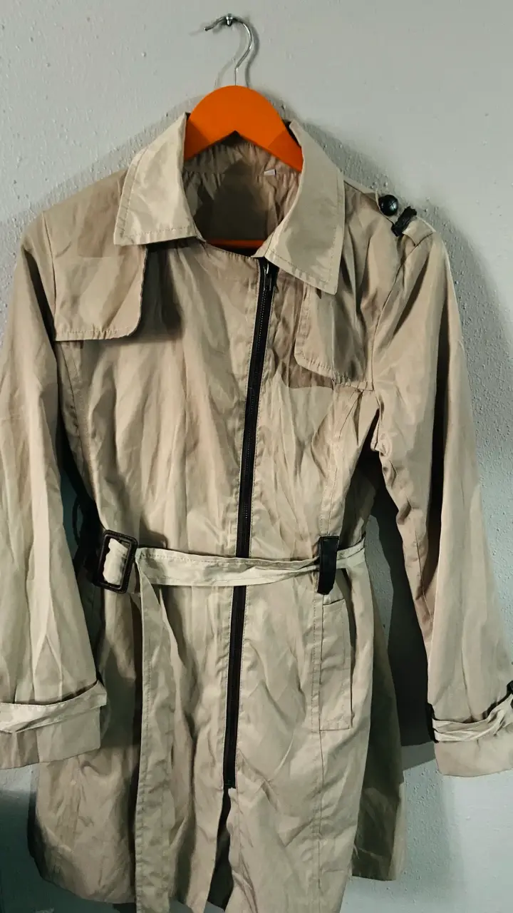 Abrigo trench beige con cinturón - 2