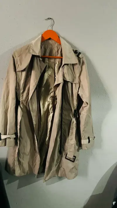 Abrigo trench beige con cinturón - miniatura 3