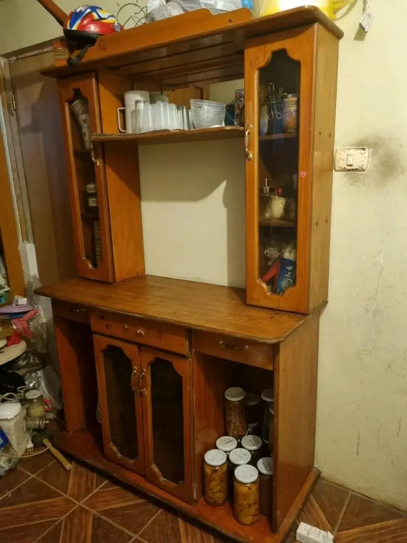 Mueble de madera con vitrina - 1