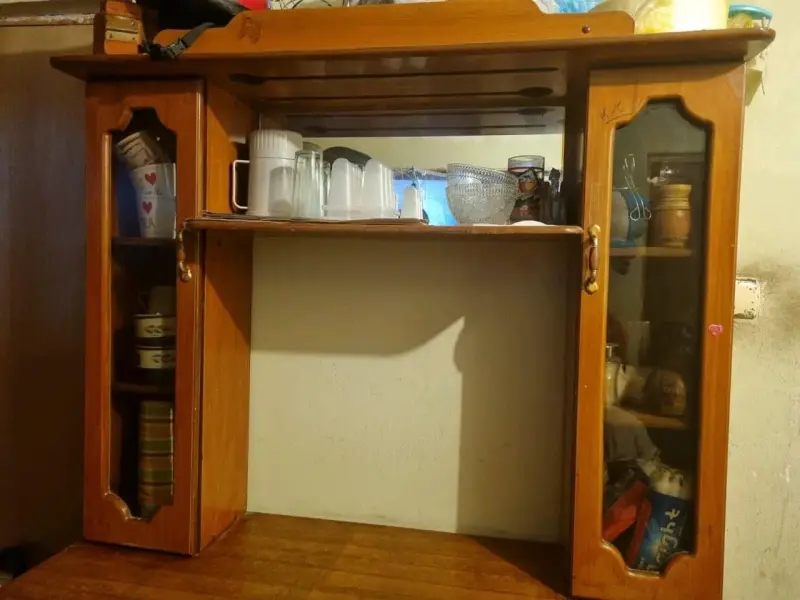 Mueble de madera con vitrina - 2