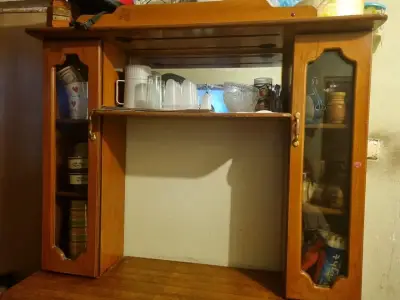 Mueble de madera con vitrina - miniatura 2