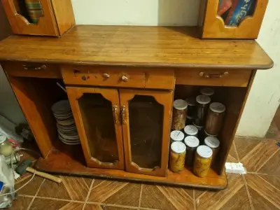 Mueble de madera con vitrina - miniatura 3