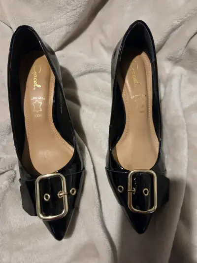 Zapatos de tacón negro charol con hebilla - miniatura 1