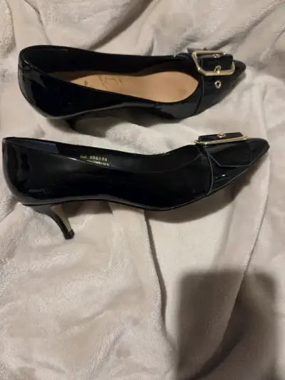 Zapatos de tacón negro charol con hebilla - miniatura 2