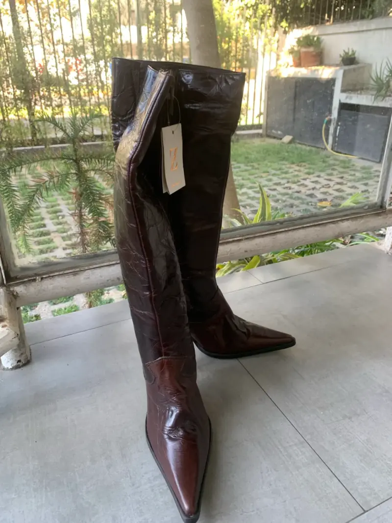 Botas de cuero marrón con punta afilada - 1