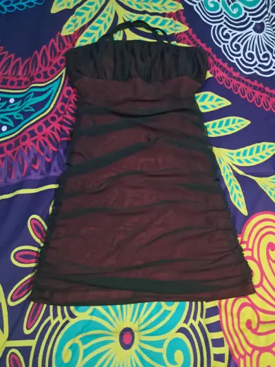 Vestido negro con diseño de malla - miniatura 1