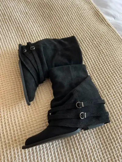 Botas negras de gamuza con hebillas - miniatura 1