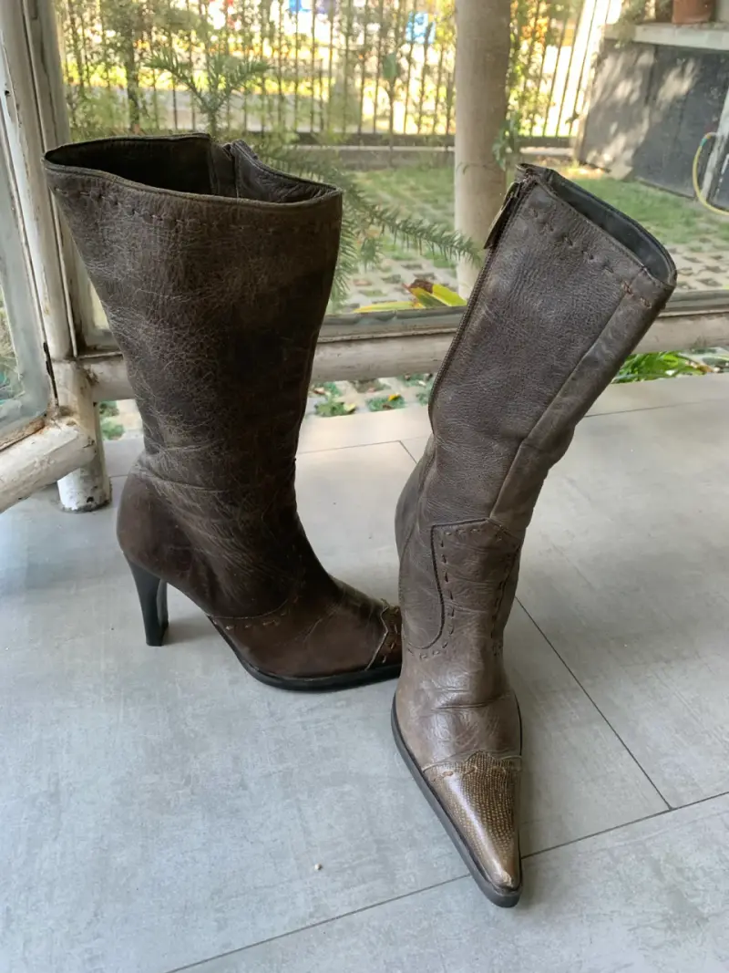 Botas de cuero marrón con taco alto - 2