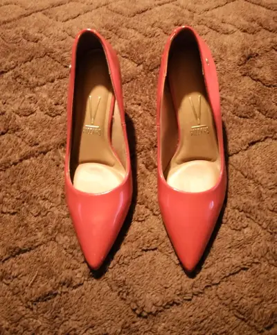 Zapatos de tacón rojo elegantes - miniatura 1