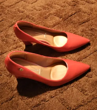 Zapatos de tacón rojo elegantes - miniatura 2