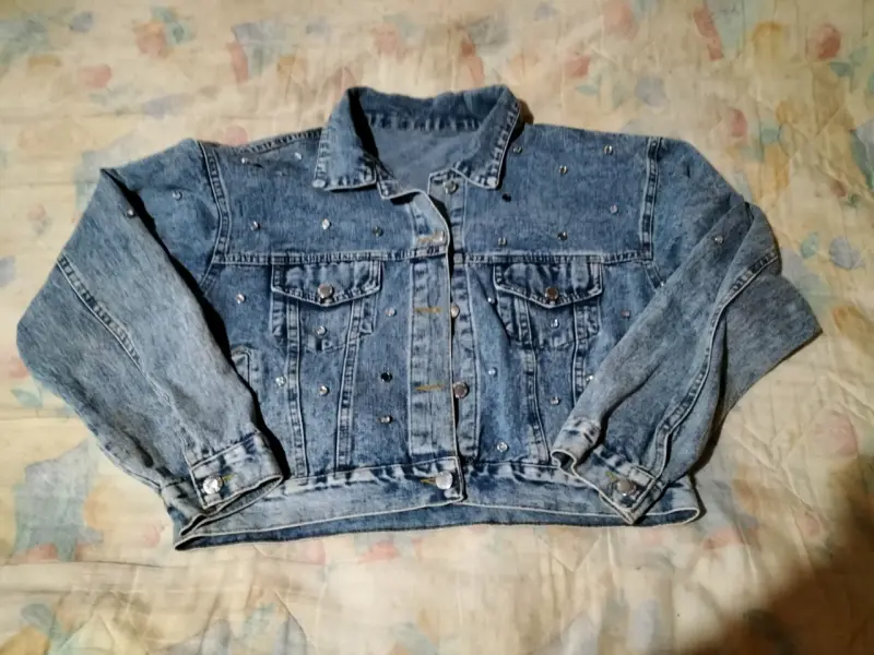 Chaqueta de mezclilla con tachas - 1
