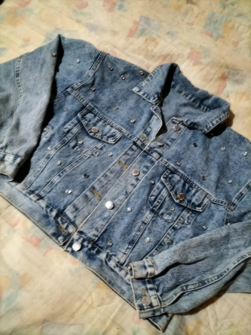 Chaqueta de mezclilla con tachas - 2